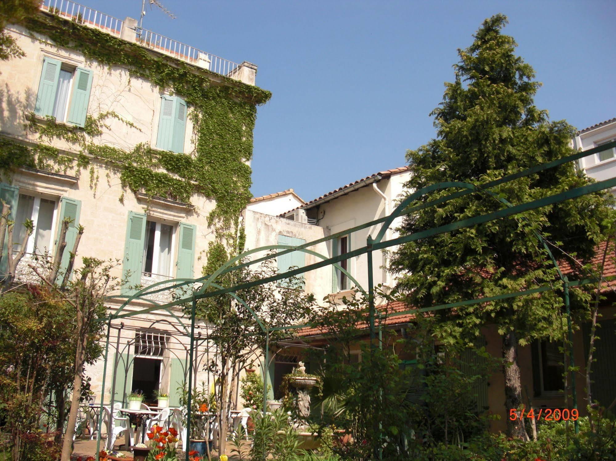 Au Saint Roch - Hotel Et Jardin Avinyon Dış mekan fotoğraf