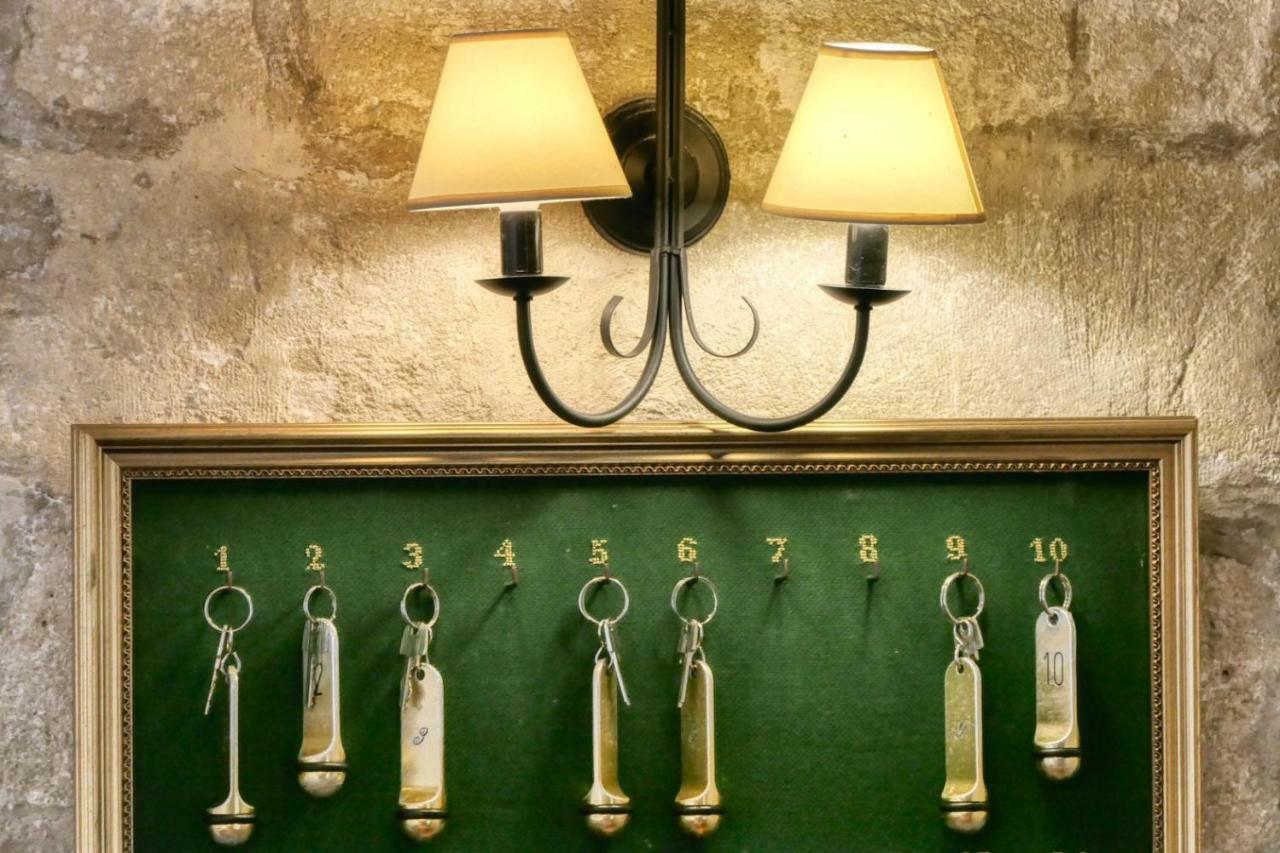 Au Saint Roch - Hotel Et Jardin Avinyon Dış mekan fotoğraf